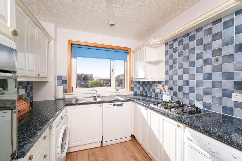 Apartment in Edinburgh, East Craigs - View 4