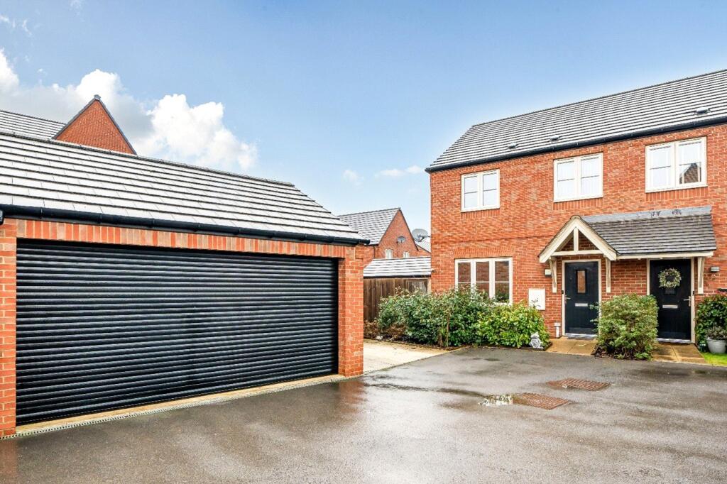 Main image of property: Bennett Drive, Banbury, Oxfordshire, OX16