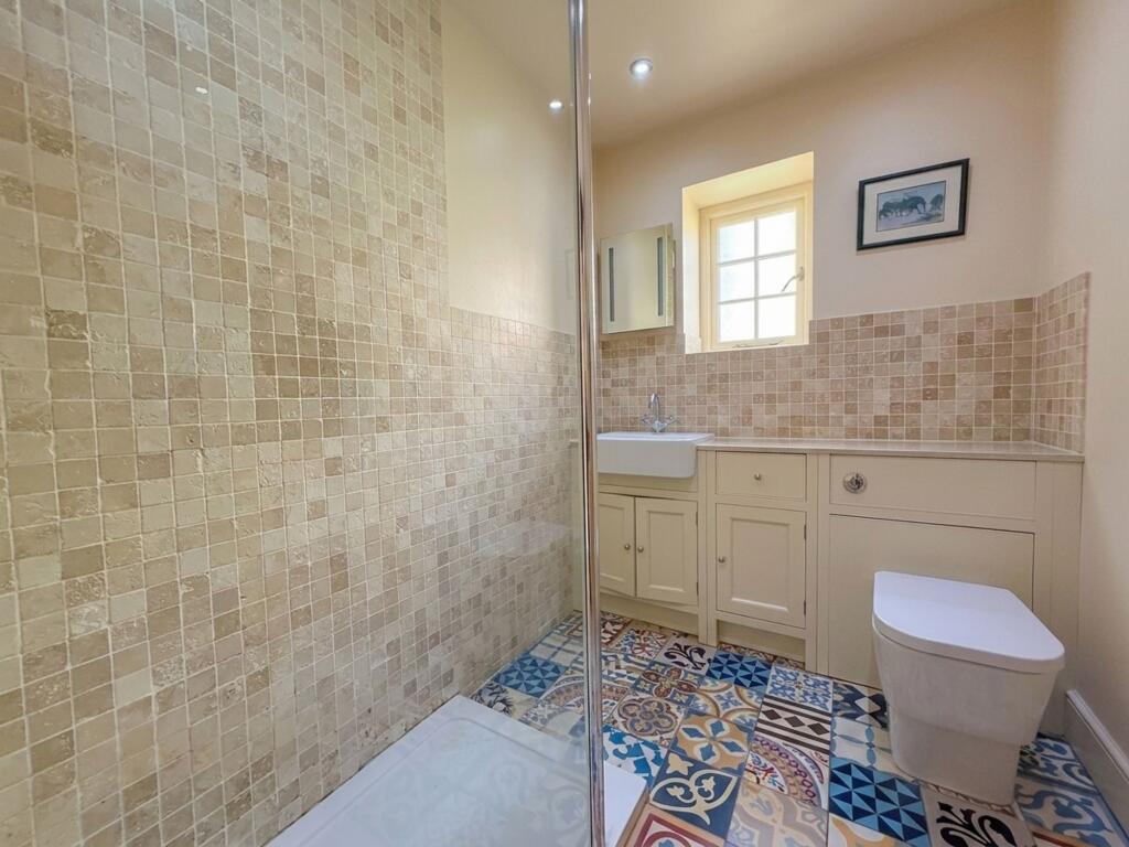 6 bedroom semi-detached house for rent