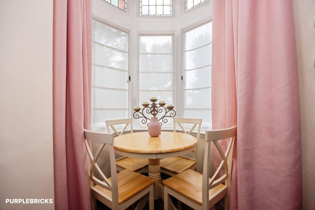 Apartment in Guildford, Surrey - View 3