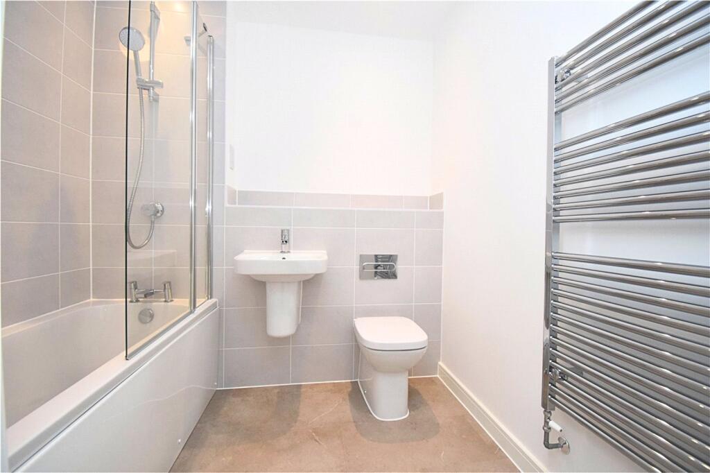 Apartment in Rushmoor, Sky Plaza, Farnborough - More
