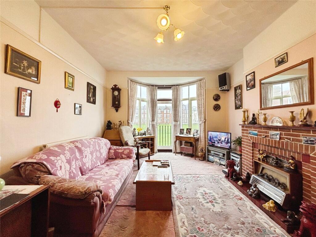 2-bed flat on Prince of Wales Road, Cromer, Norfolk, NR27, £130,000