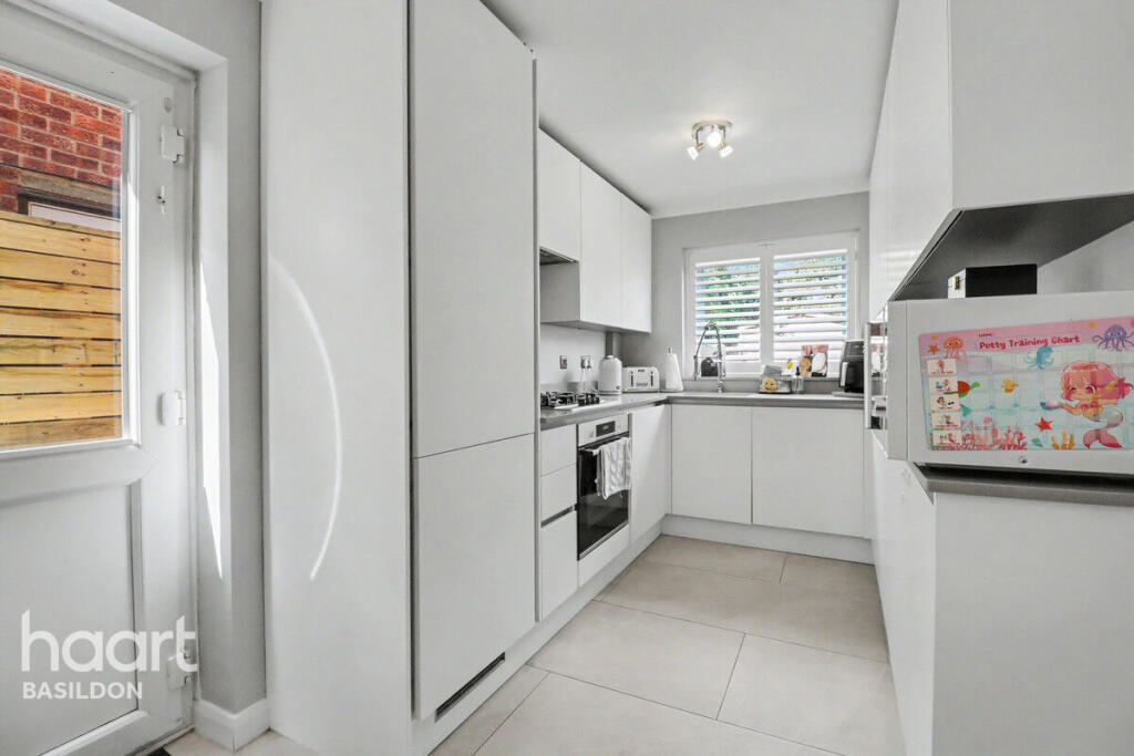 House in Basildon, Wickford - More
