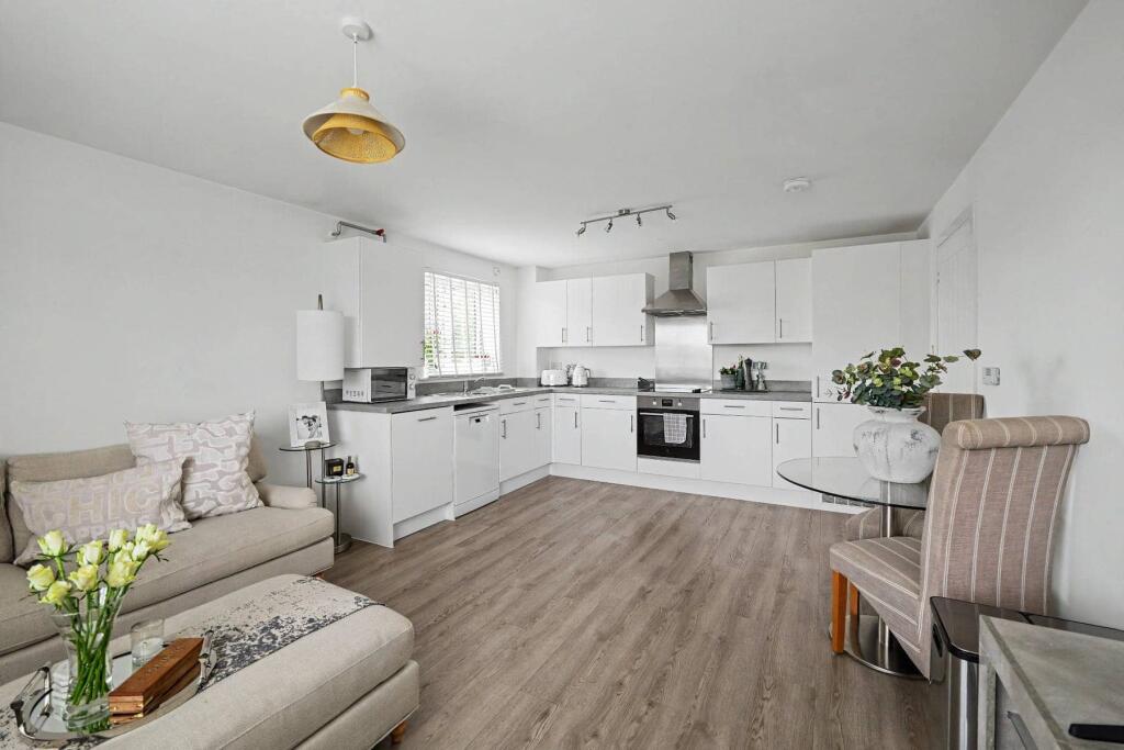 Apartment in Winchester, Whiteley - View 3