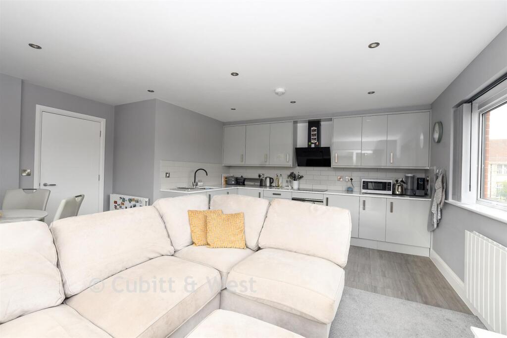 Apartment in Mole Valley, Rose Hill, Dorking - More