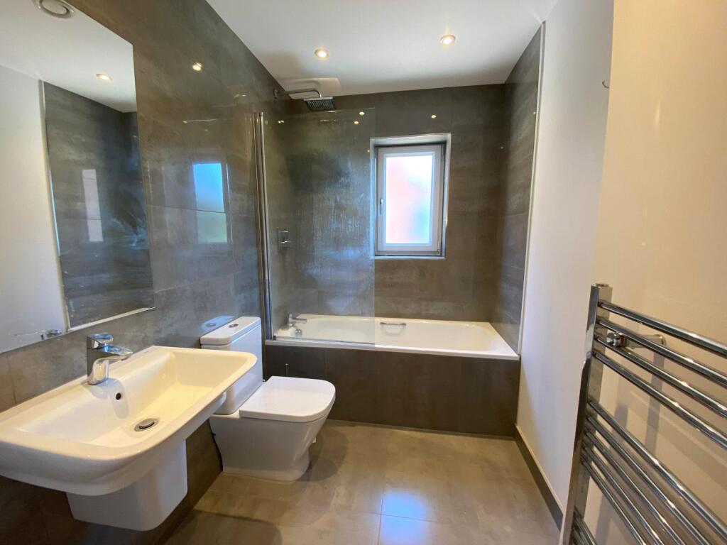 Apartment in Surrey Heath, Old Dean - View 3