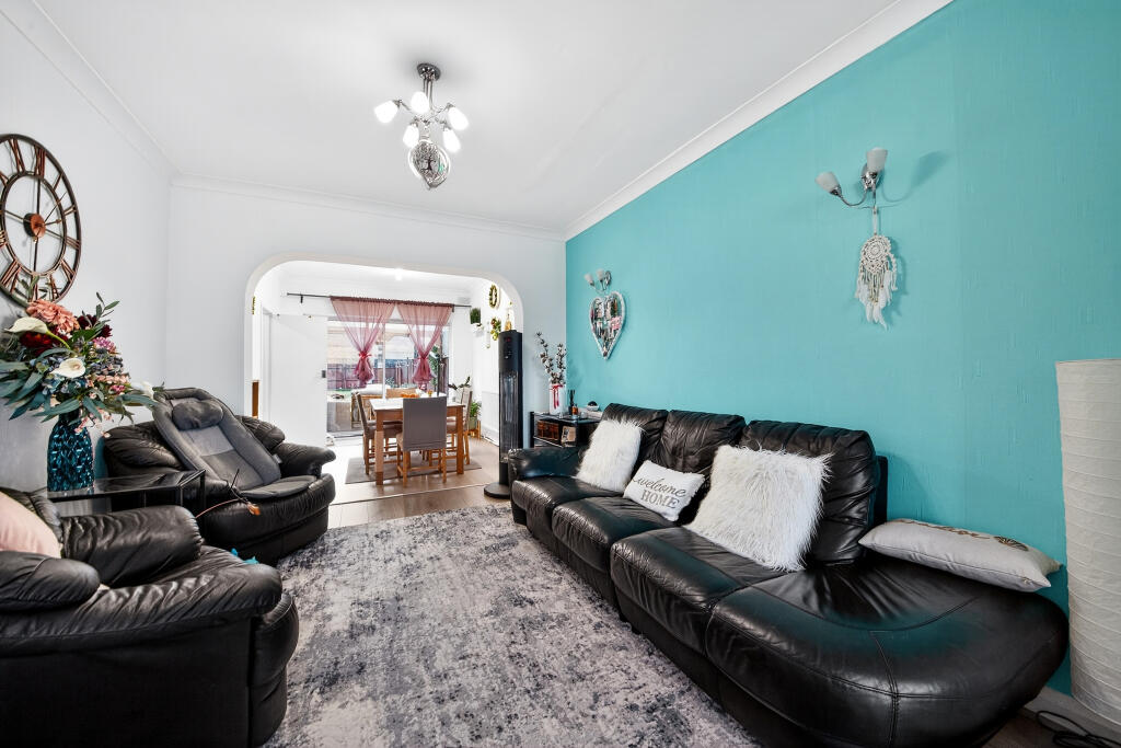 Broadfields Avenue, Edgware, HA8 photo 4