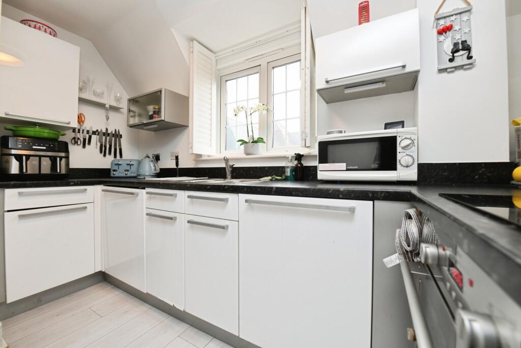 Apartment in Brentwood, Essex - More