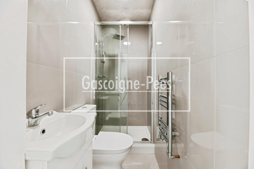 House in Walton-on-Thames, Surrey - More