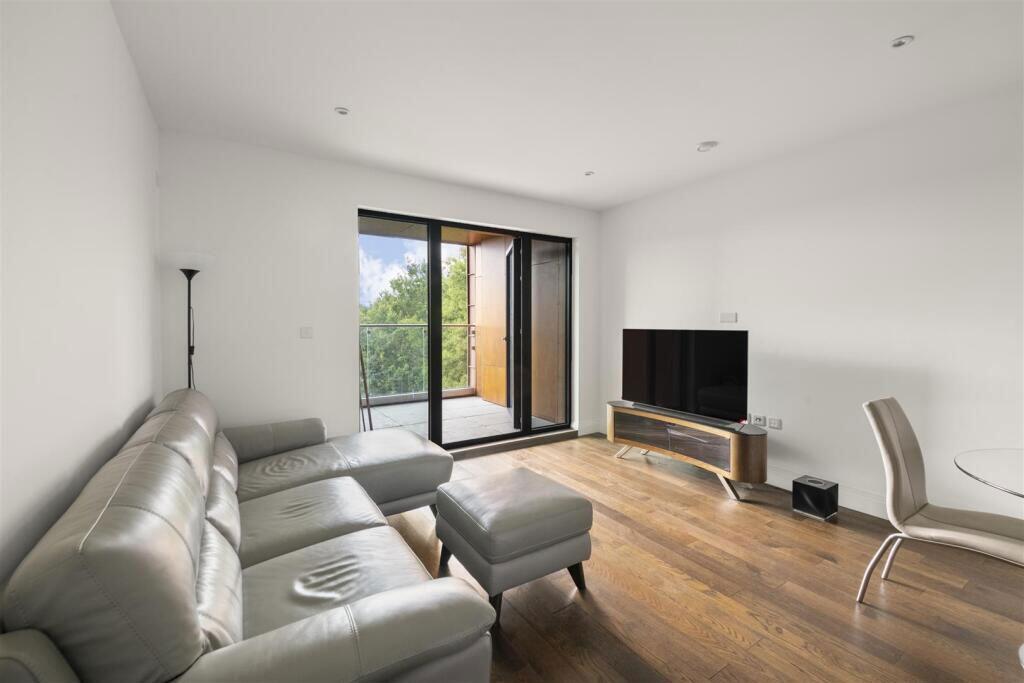 2-bed apartment on 5 Brindley Place, Uxbridge, Uxbridge, UB8 2UF, £290,000