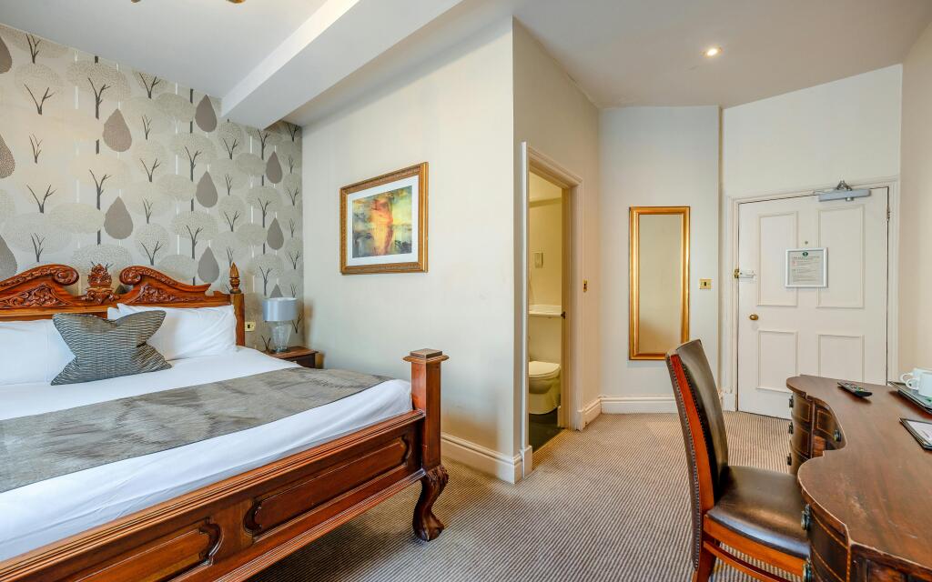 8685200-interior30.jpg