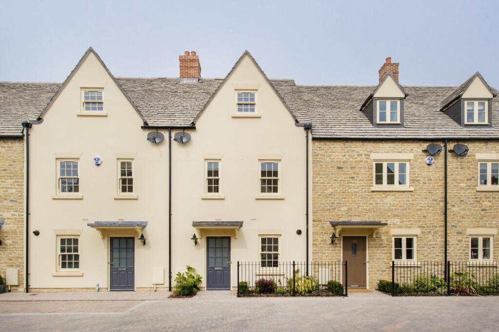 Main image of property: Ashford Close, Woodstock, OX20 1FF