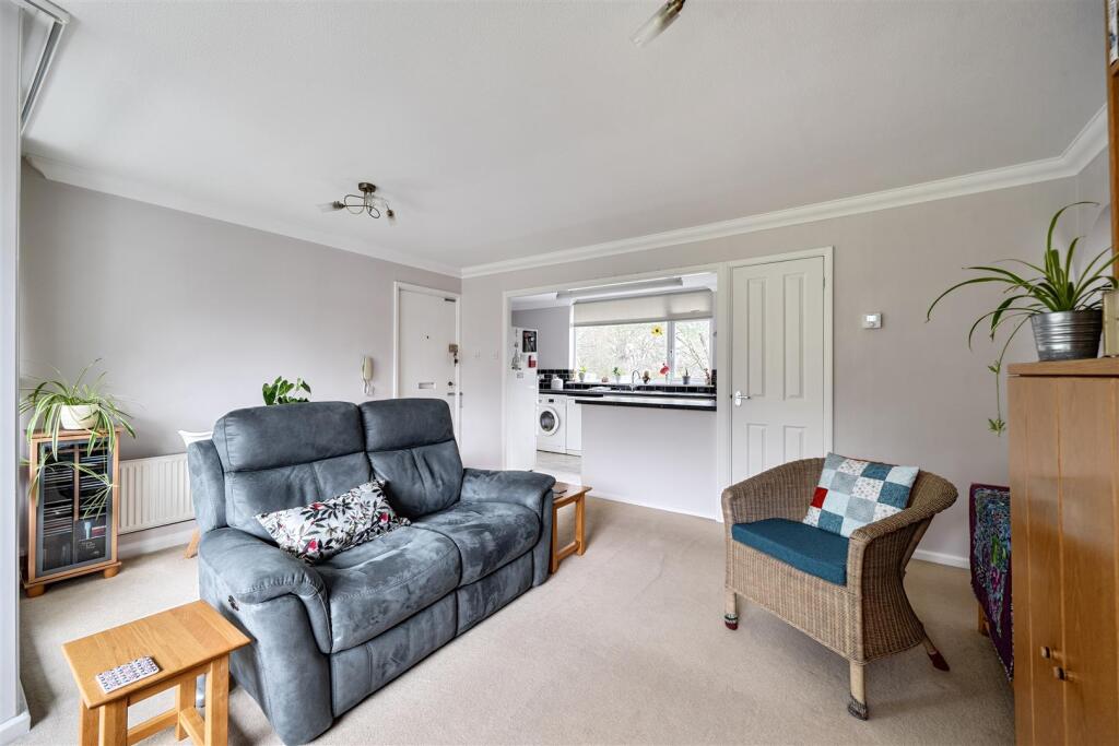Birch Court, Birchside, Crowthorne, Berkshire, RG45 6HR photo 4
