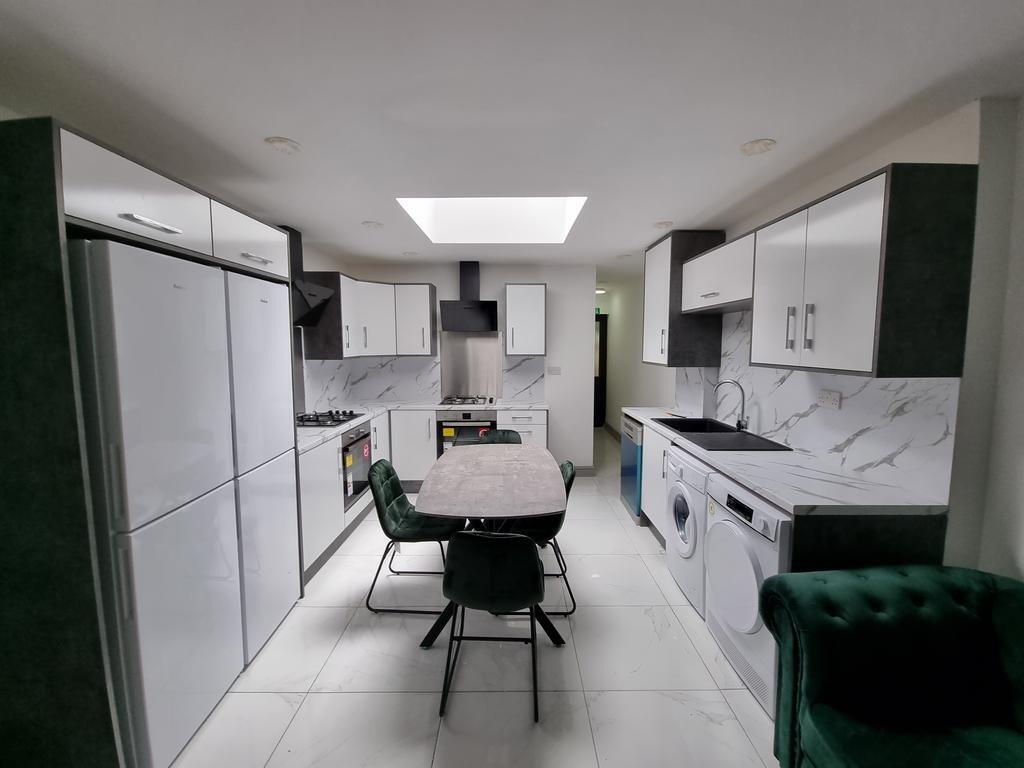 6 bedroom semi-detached house for rent