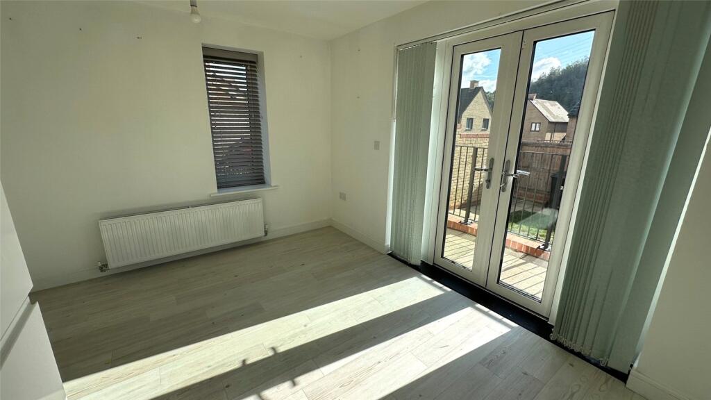 Castle Hill Drive, Ebbsfleet, Kent, DA10 photo 4