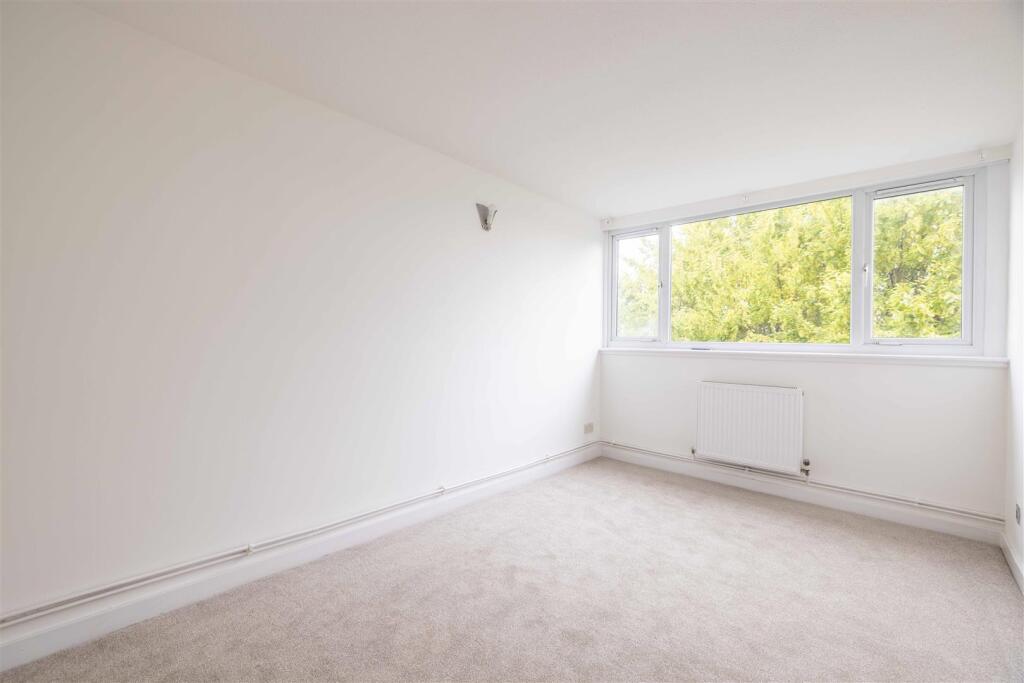 Apartment in Windsor - View 5