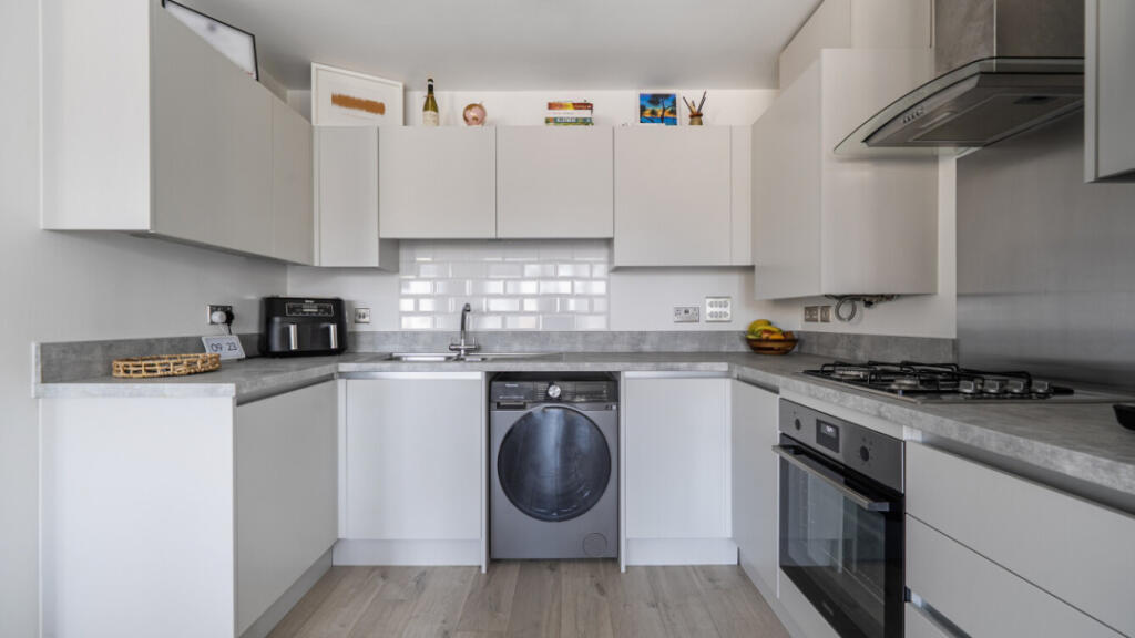 Apartment in Surrey Heath, Surrey - More