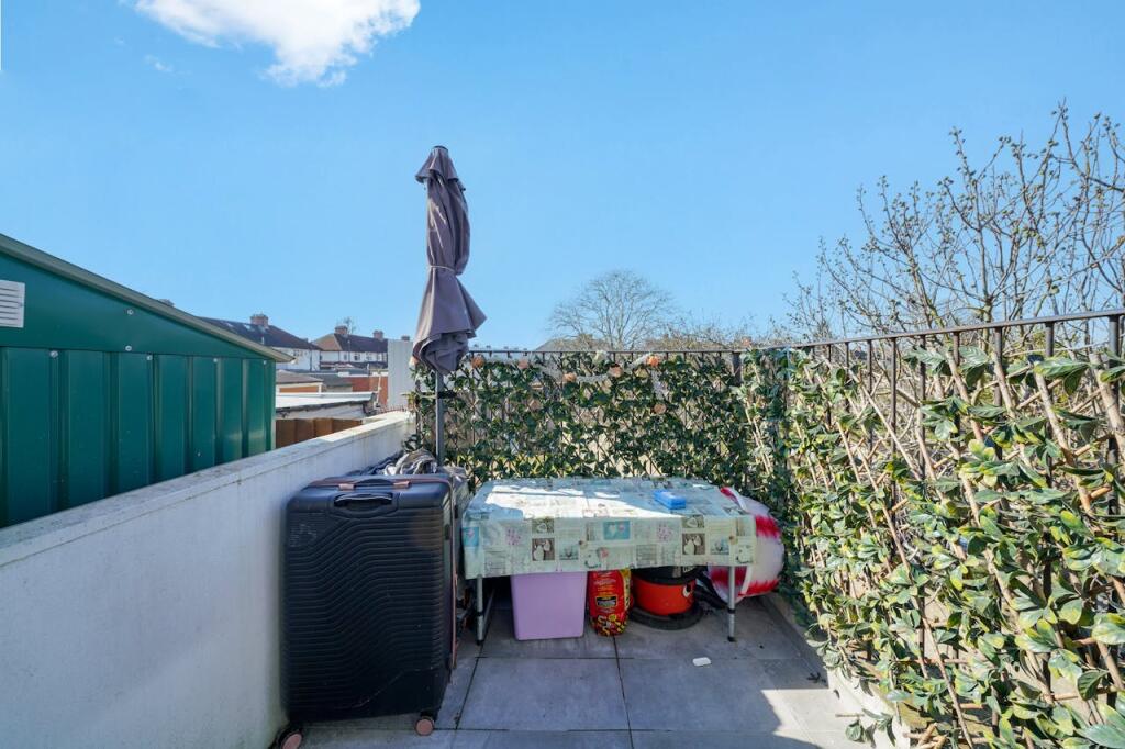 Flat 1 15  15a Empire Parade Great Cambridge Roa