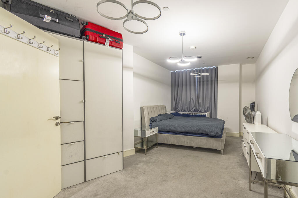 Apartment in Southall - More