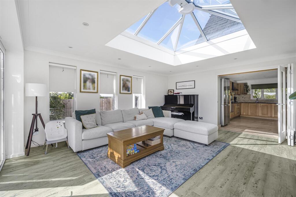 House in Cowbridge, Llanblethian - More