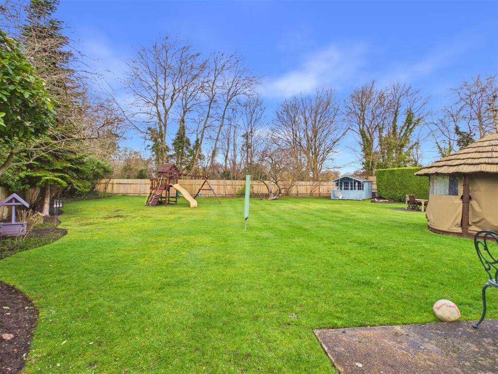 West End Gardens, Esher image 4