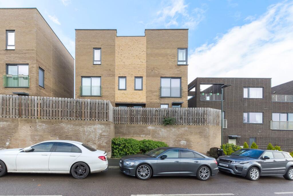 2-bed flat on Loampit Road, Erith, DA8, £350,000