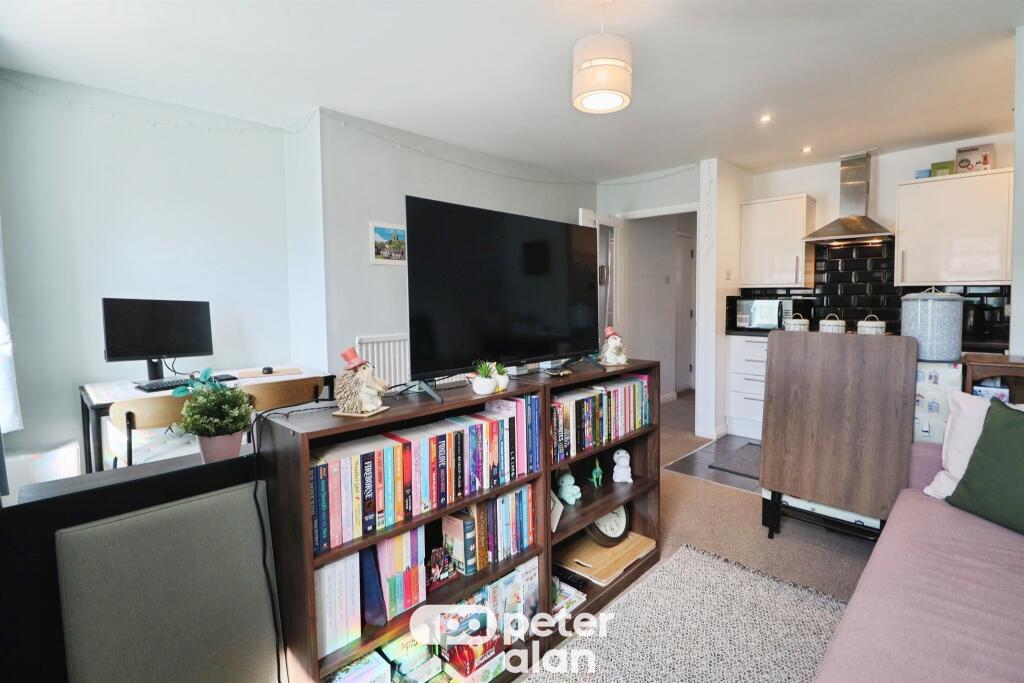 Apartment in Cardiff, Cathays - View 5