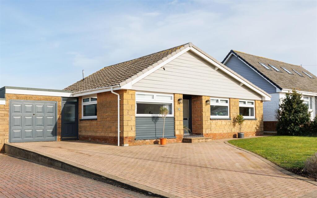 CLOSE TO BEACH - Culver Way, Sandown - View 2