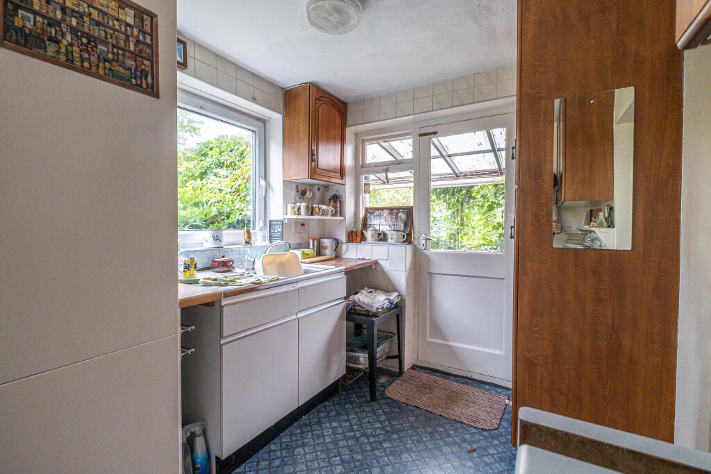 House in Chesterfield, Derbyshire - View 4
