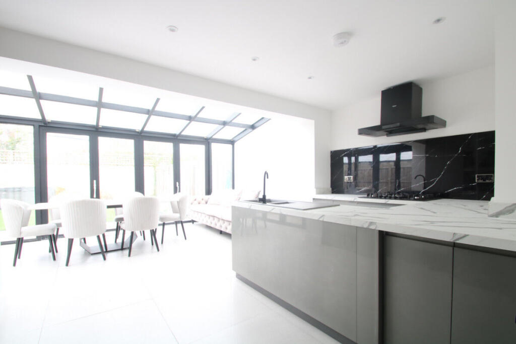 House in Spelthorne, Ashford Common, Charlton - View 4