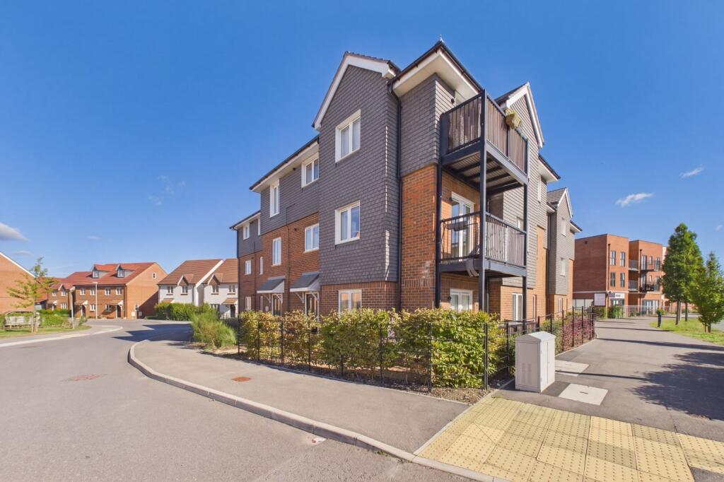 2-bed flat on Catherwood Place, Wokingham, Berkshire, RG41, £150,000