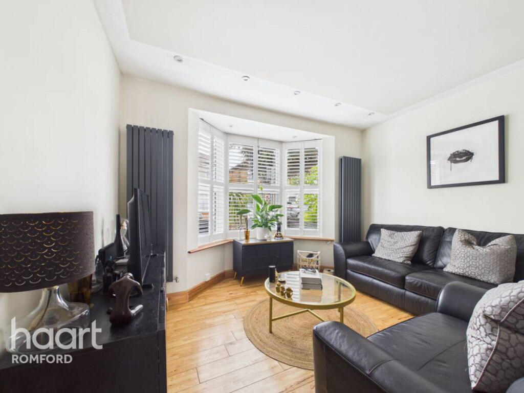 House in London, Rush Green - More