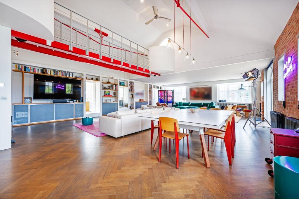 Main image of property: 125 Battersea High Street London SW11