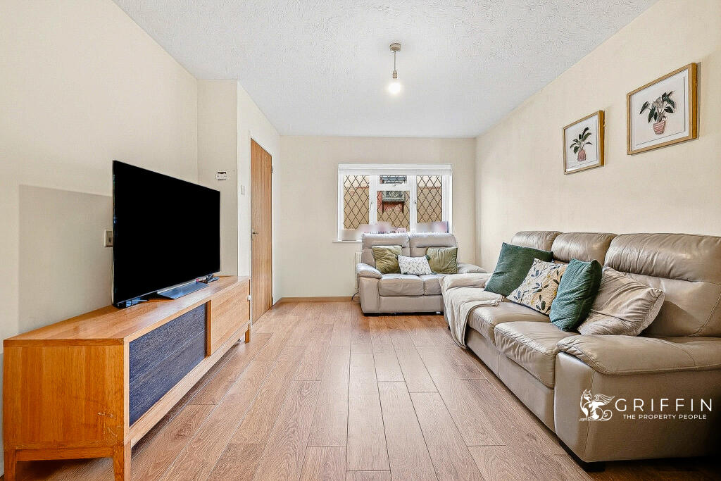 Redwood Chase, South Ockendon, RM15 photo 2