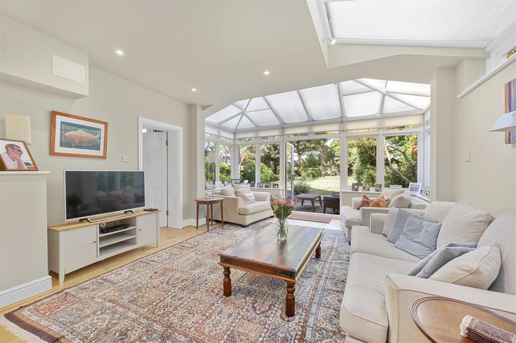 House in London, Cottenham Park, Raynes Park - View 2
