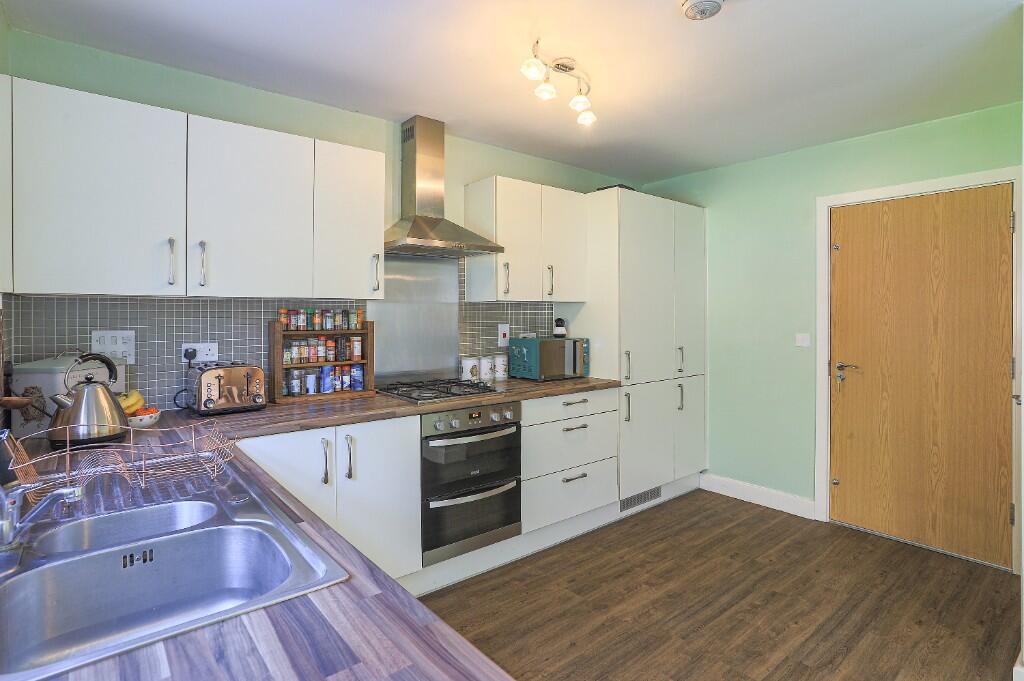 20, Mapplewell Road photo 2