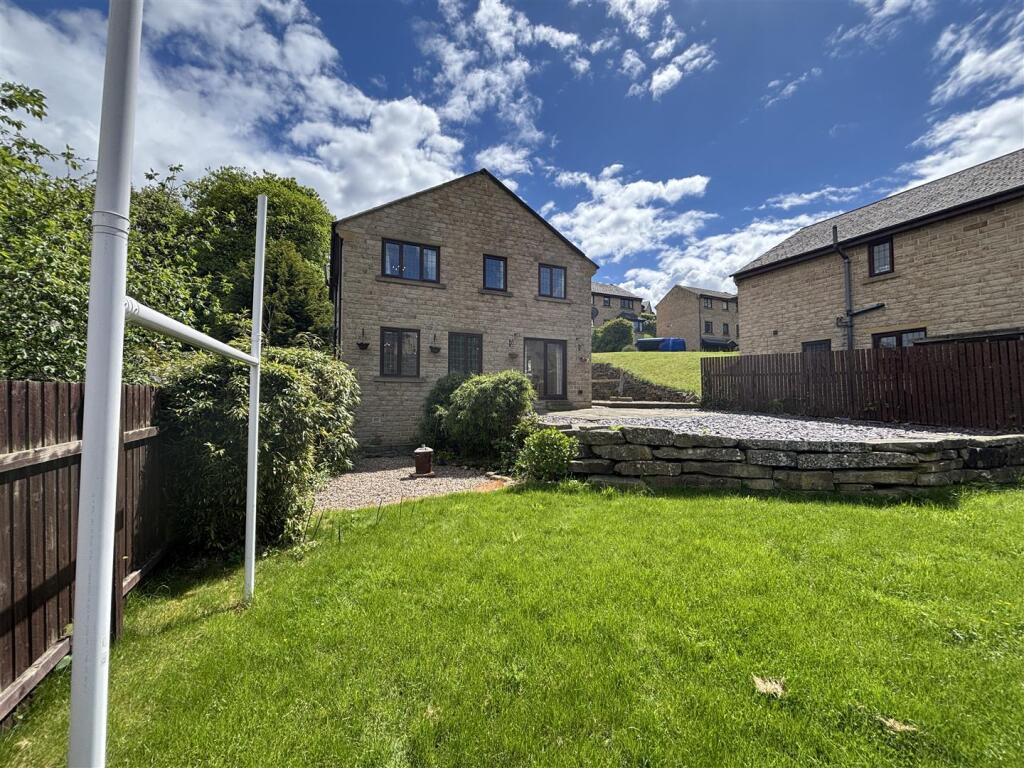 Main image of property: 15, Stratton Close, Rastrick, Brighouse, HD6 3SW