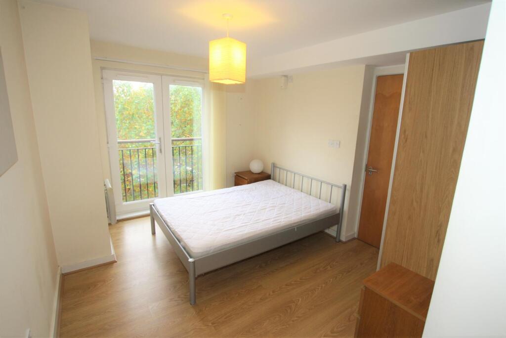 Apartment in Salford, Greater Manchester - View 5