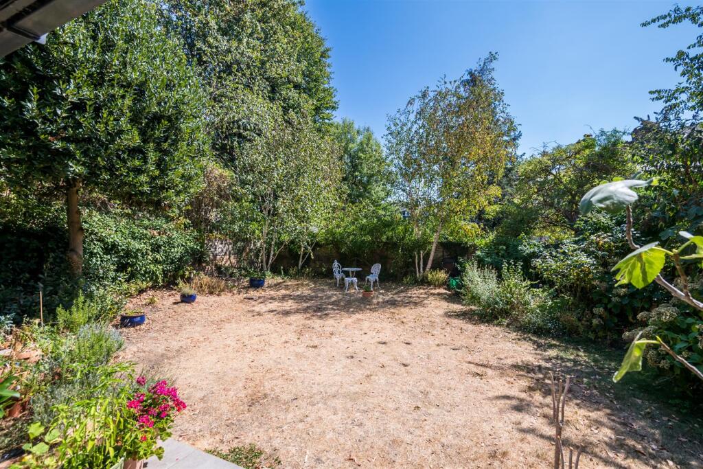 House in London - View 2