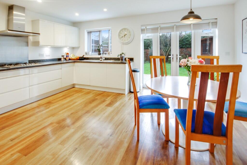 Wychwood Place, RH10 photo 4