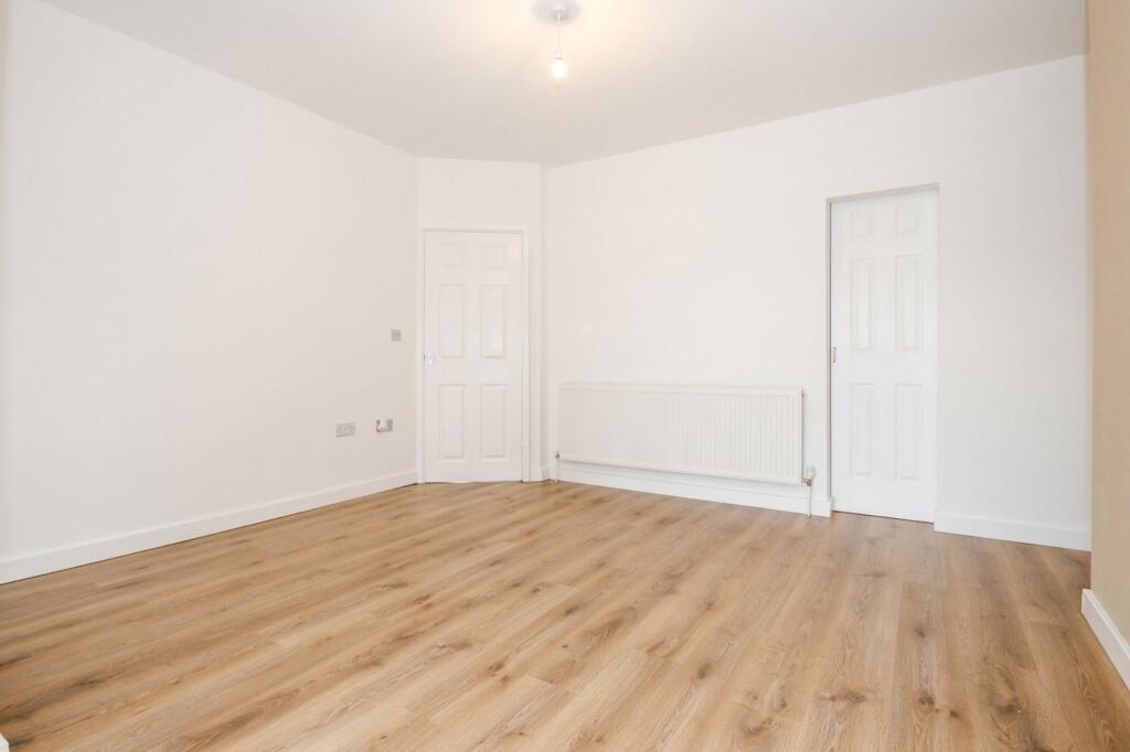 House in Epsom, Stoneleigh - More