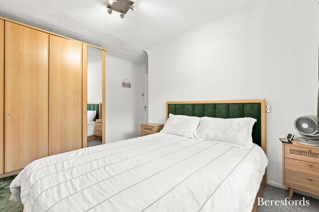 Apartment in London, Rush Green - View 5