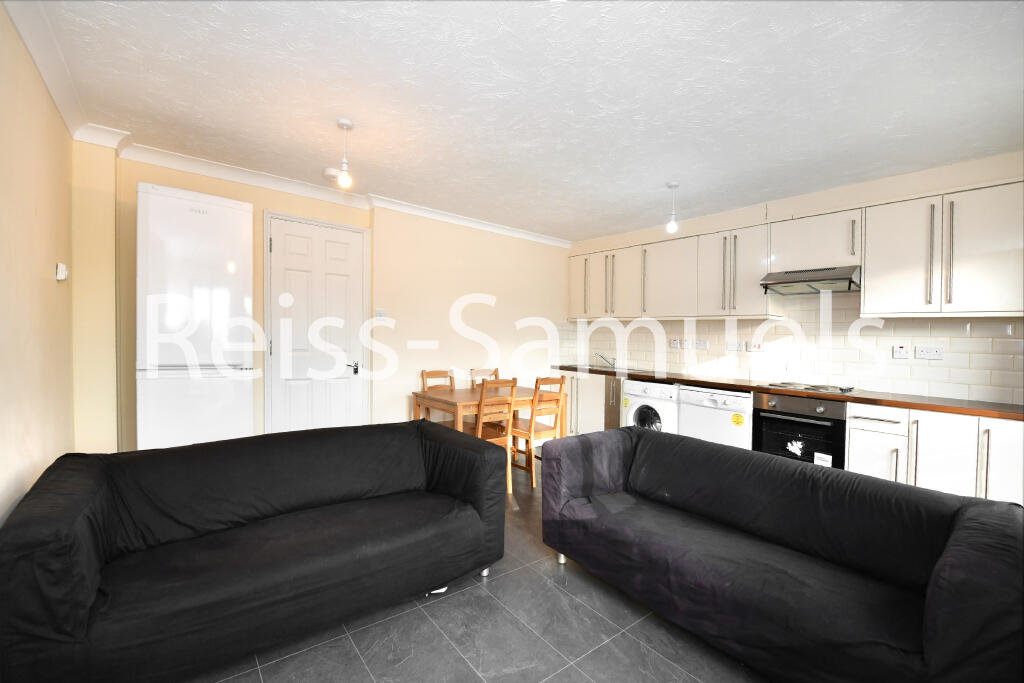 5 bedroom terraced house for rent