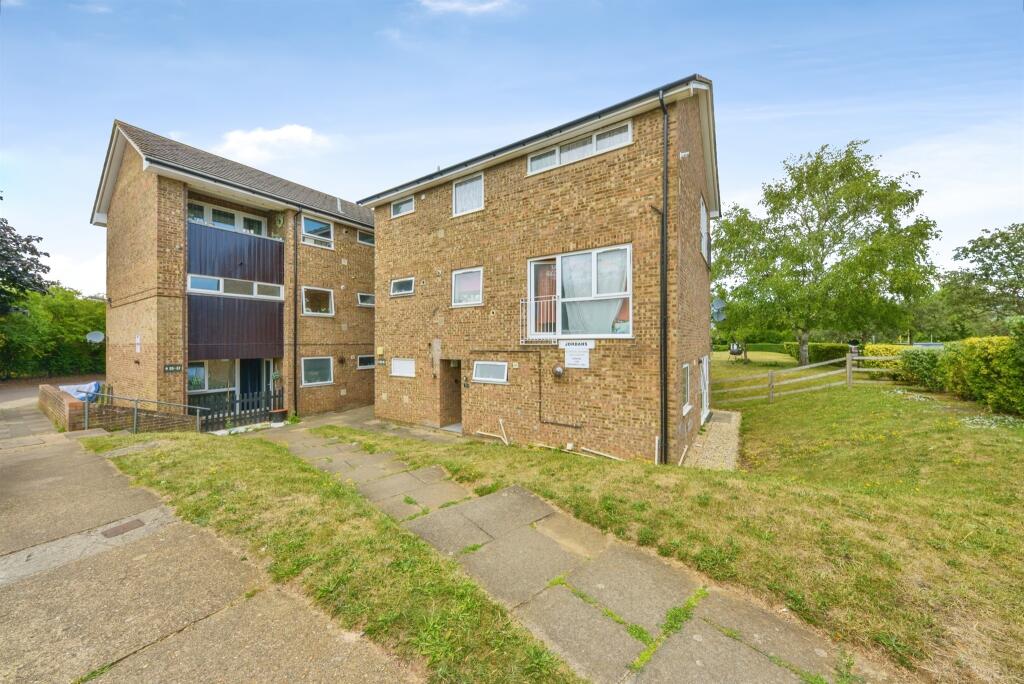 Apartment in Welwyn Hatfield, Hertfordshire - View 2