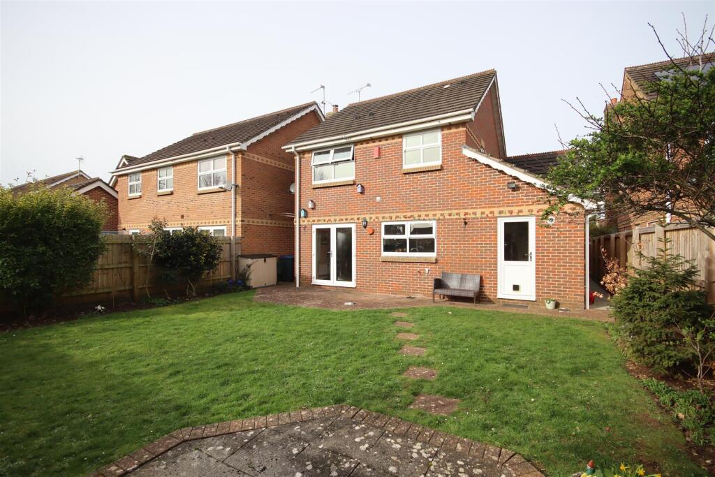 Acacia Close, Chippenham photo 2