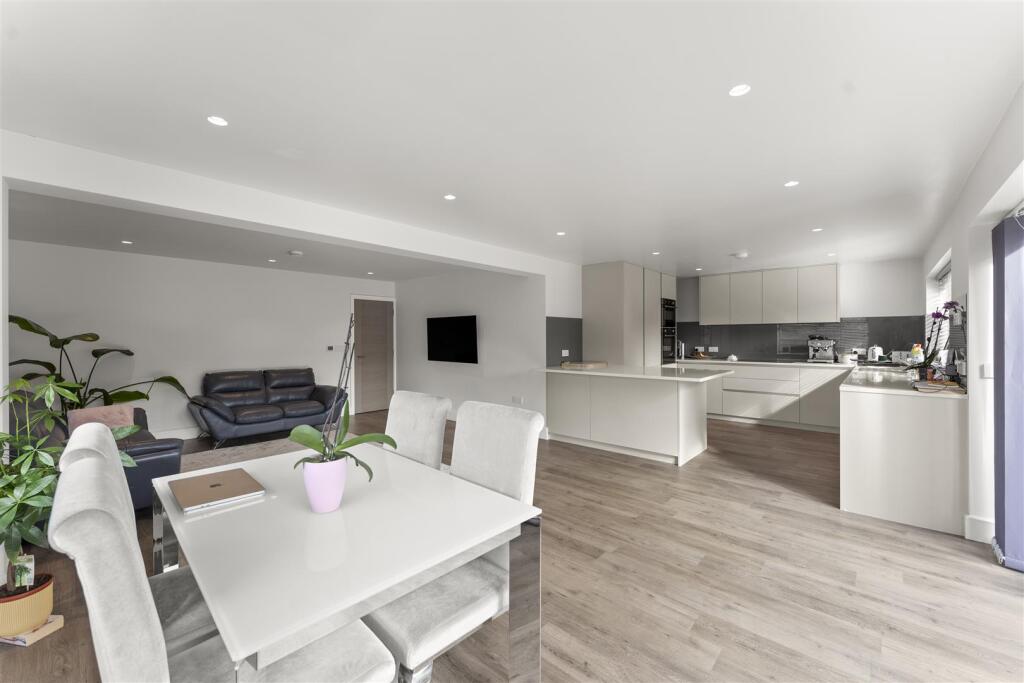 Thornhill Road, Ickenham photo 4