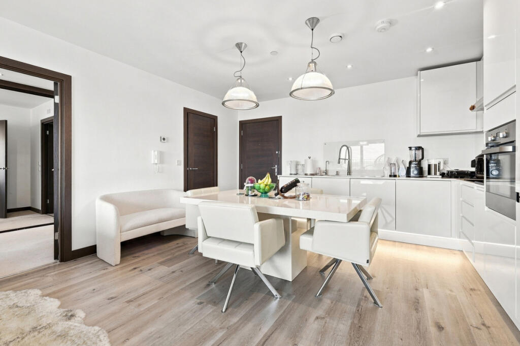 Apartment in Southend-on-Sea, Essex - View 4