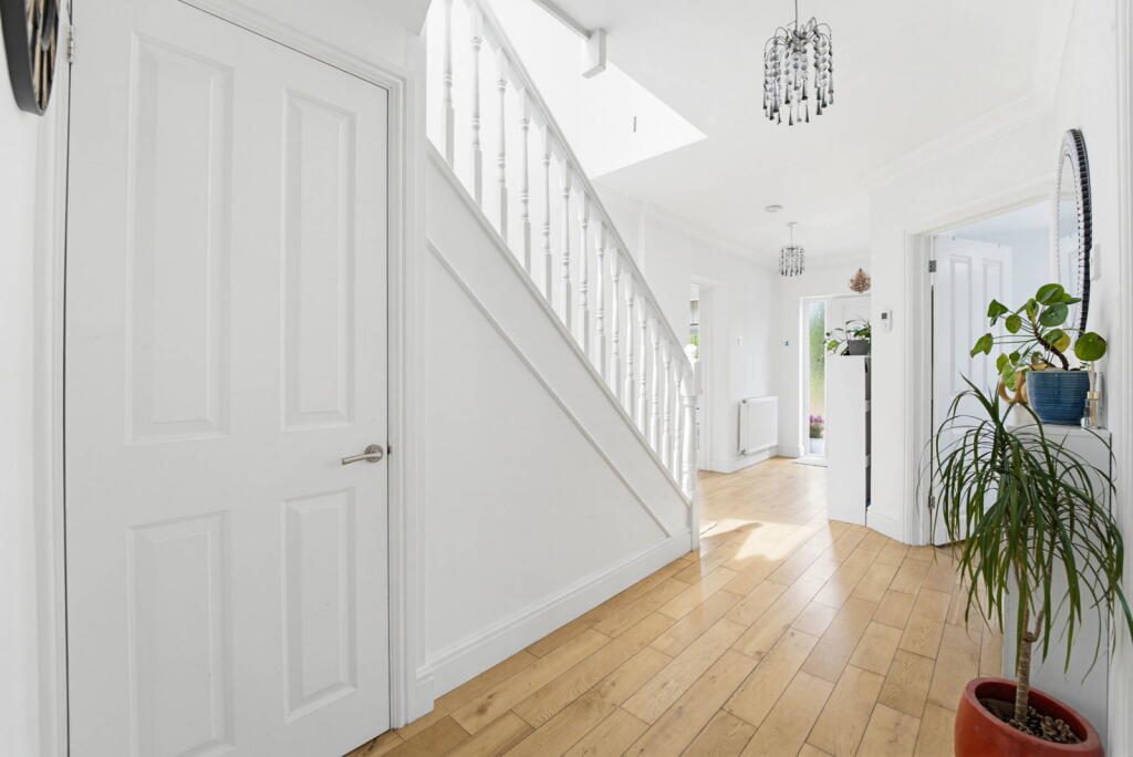 Woodlands Avenue, West Byfleet, KT14 - View 6