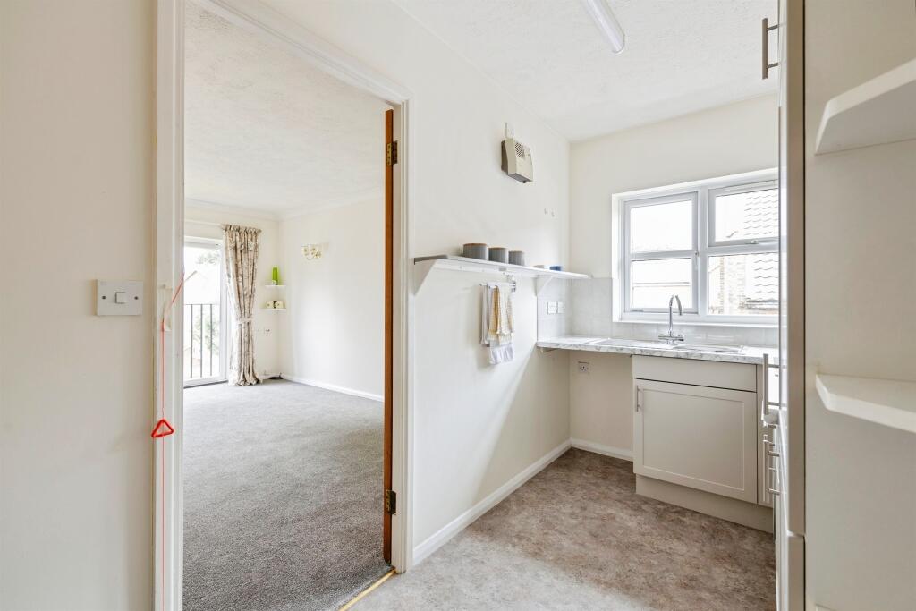 Magnolia Court, Horley photo 3