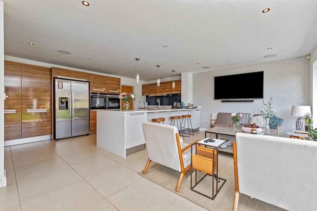 Sunderland Avenue, St. Albans - More